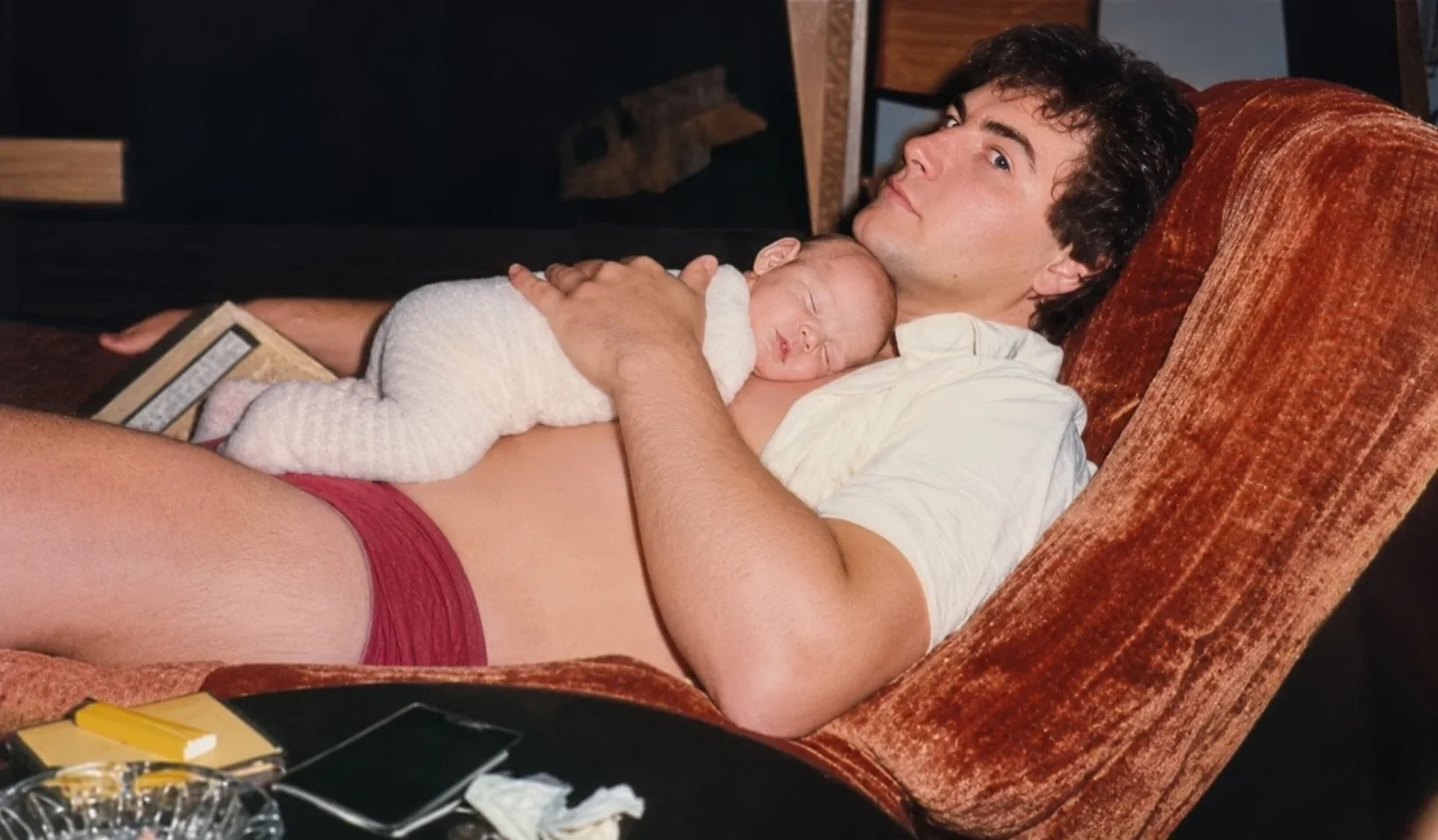 Gilles tenant un bébé dans ses bras