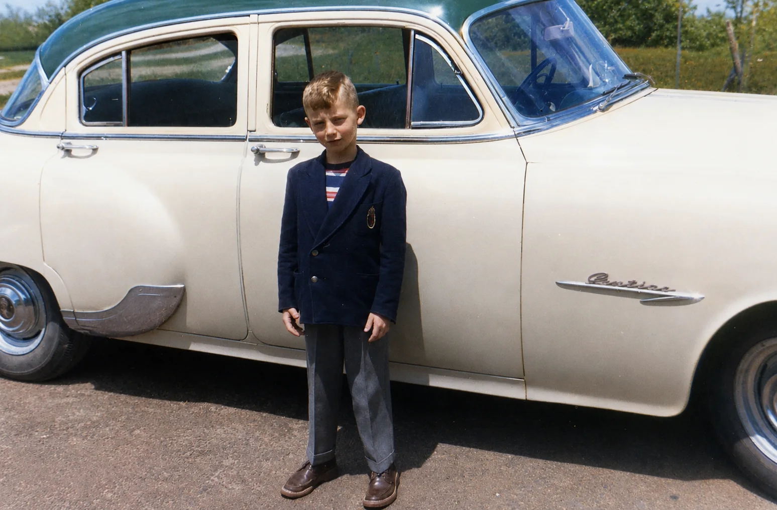 Gilles enfant devant une voiture ancienne