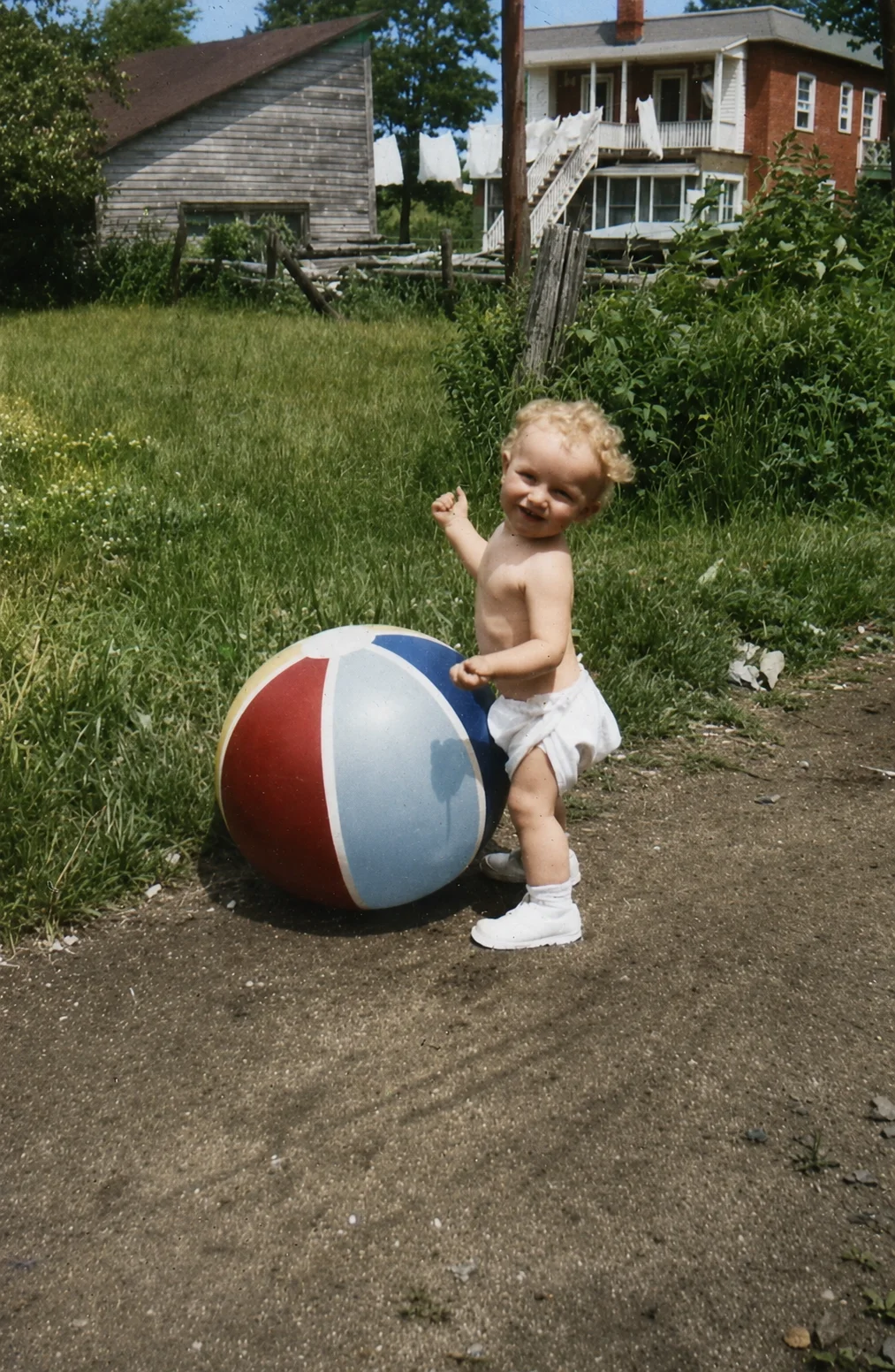 Un jeune enfant jouant avec un ballon