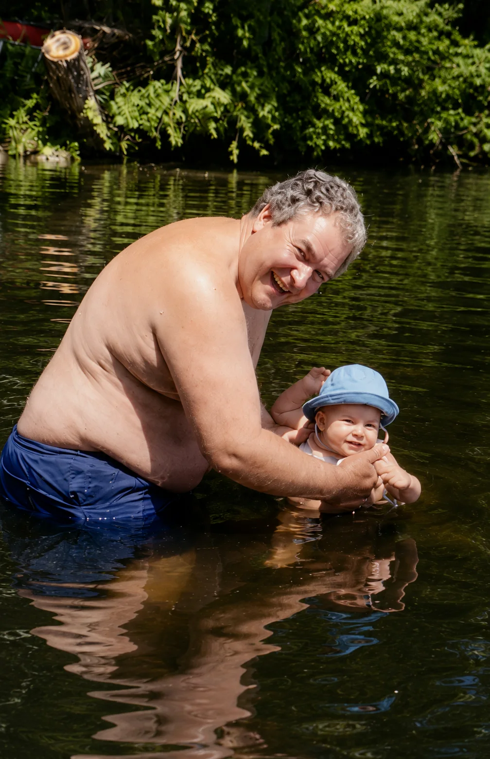 Gilles et un enfant se baignant dans le lac